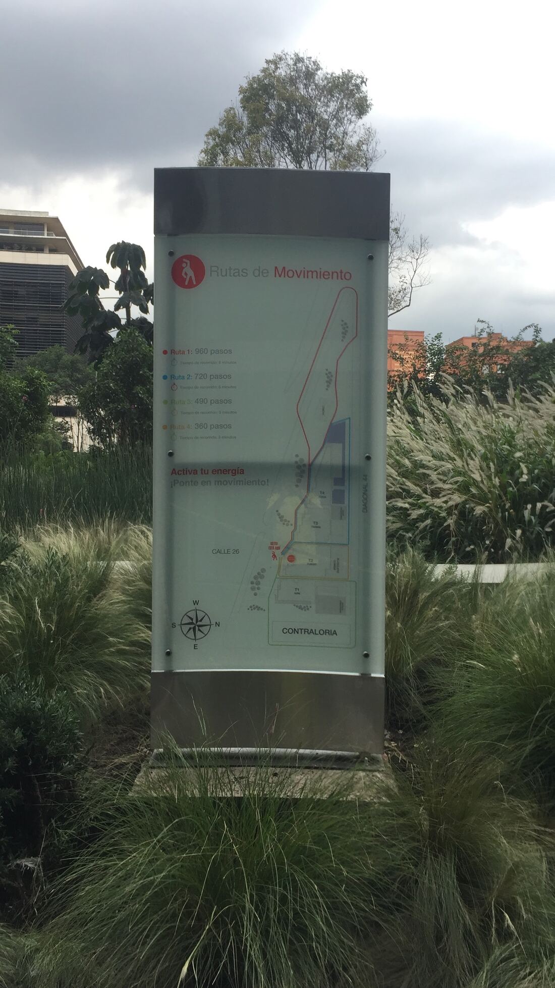 Tótem exterior · wayfinding corporativo