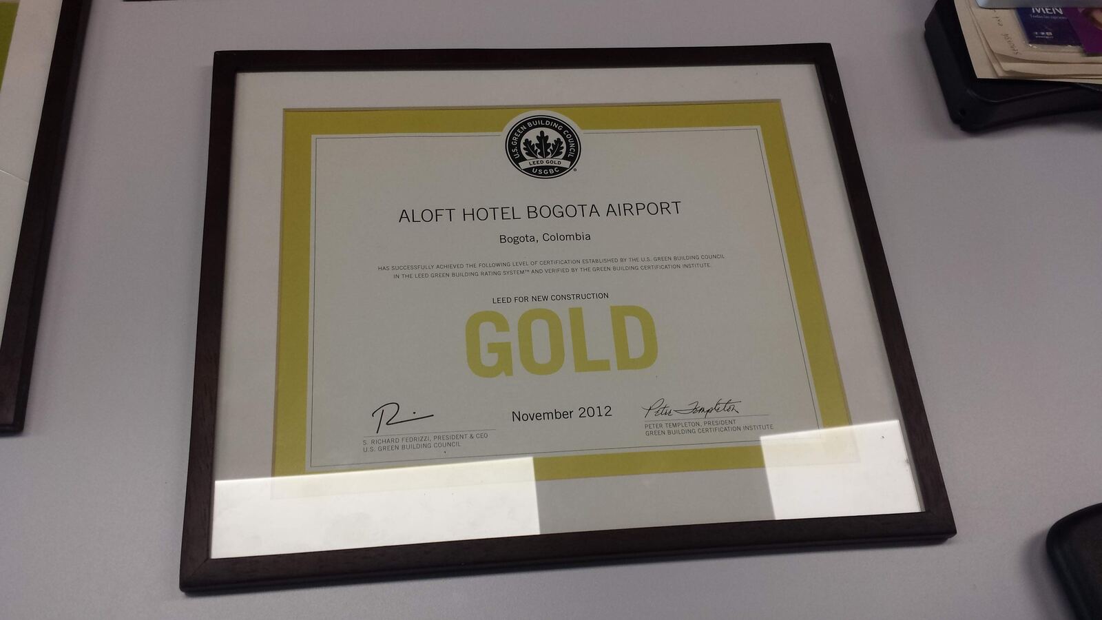 Certificación Gold · exhibida en sitio
