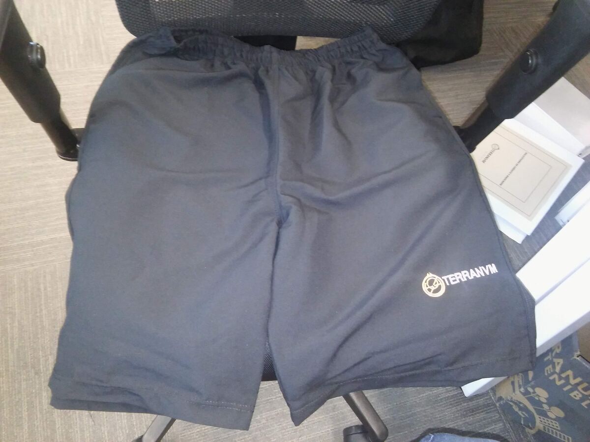 Pantaloneta deportiva · logo aplicado