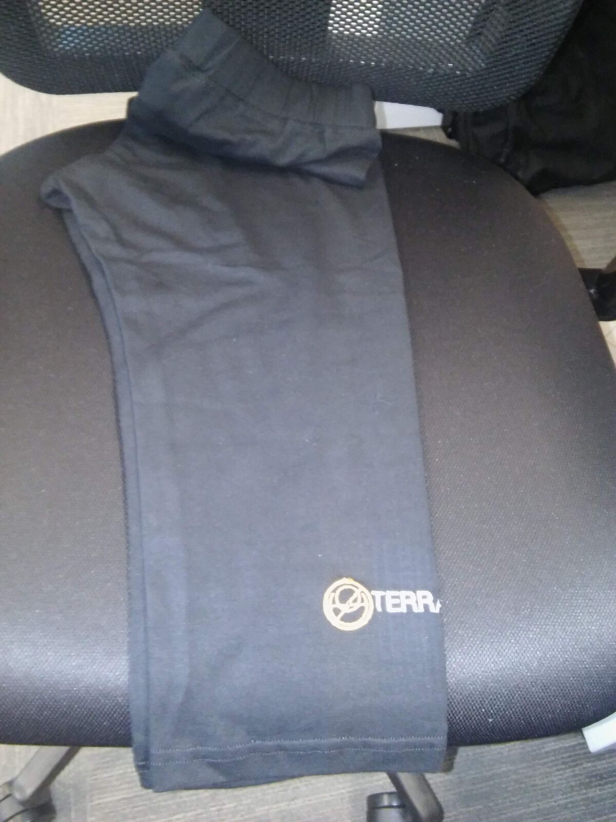 Textil corporativo · detalle de marca
